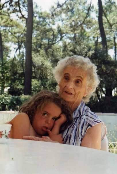 Laura avec sa grand-mère